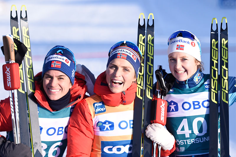 Damenes seierspall på åpningsetappen av Ski Tour 2020. FV: Heidi Weng (2. plass), Therese Johaug (1) og Ingvild Flugstad Østberg (3). Foto: Thibaut/NordicFocus. Damenes seierspall på åpningsetappen av Ski Tour 2020. FV: Heidi Weng (2. plass), Therese Johaug (1) og Ingvild Flugstad Østberg (3). Foto: Thibaut/NordicFocus.