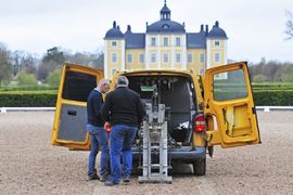 Den mekaniske hoven, som Lars Roepstorff og hans team har utviklet i sin prisbelønte forskning, tester baneunderlaget på Strömsholm. Foto: Viktor Wrange