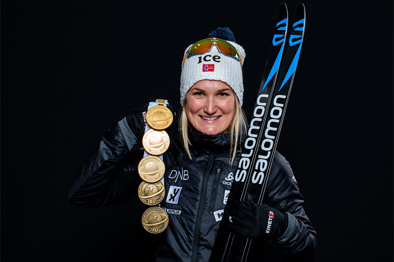 Marte Olsbu Røiseland med VM-medaljer fra verdensmesterskapet i Anterselva / Antholz 2020. Foto: Manzoni/NordicFocus. Marte Olsbu Røiseland med VM-medaljer fra verdensmesterskapet i Anterselva / Antholz 2020. Foto: Manzoni/NordicFocus.