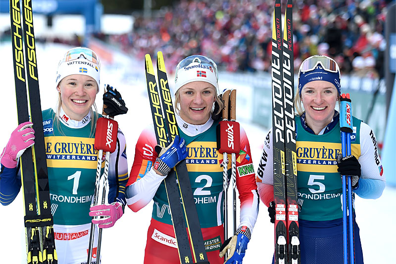 Damenes seierspall på femte etappe av Ski Tour 2020, sprint i Trondheim. FV: Jonna Sundling (2. plass), Maiken Caspersen Falla (1) og Nadine Fähndrich (3). Foto: Thibaut/NordicFocus. Damenes seierspall på femte etappe av Ski Tour 2020, sprint i Trondheim. FV: Jonna Sundling (2. plass), Maiken Caspersen Falla (1) og Nadine Fähndrich (3). Foto: Thibaut/NordicFocus.