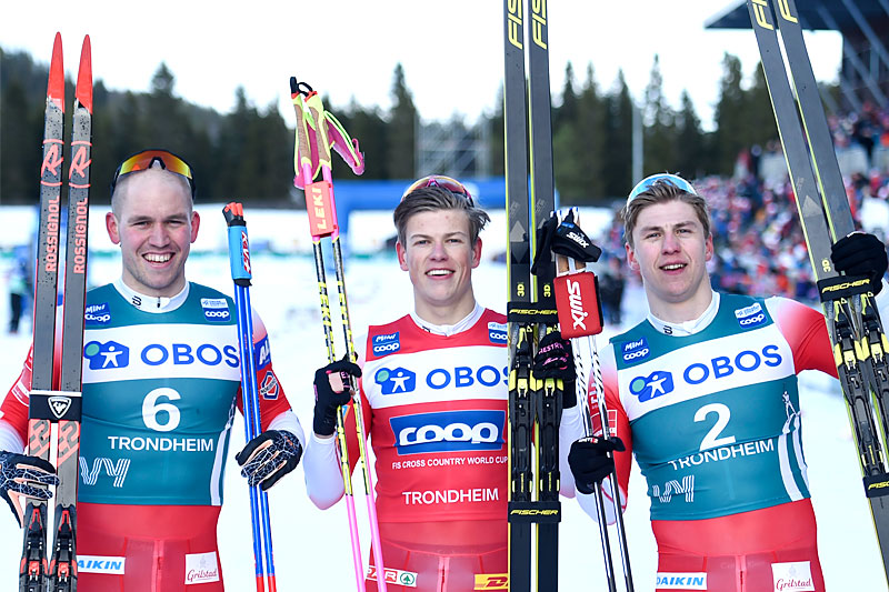 Herrenes seierspall på femte etappe av Ski Tour 2020, sprint i Trondheim. FV: Pål Golberg (2. plass), Johannes Høsflot Klæbo (1) og Erik Valnes (3). Foto: Thibaut/NordicFocus. Herrenes seierspall på femte etappe av Ski Tour 2020, sprint i Trondheim. FV: Pål Golberg (2. plass), Johannes Høsflot Klæbo (1) og Erik Valnes (3). Foto: Thibaut/NordicFocus.