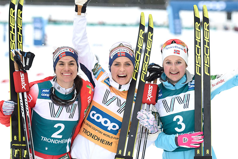 Damenes seierspall på sjette etappe av Ski Tour 2020, jaktstart i Trondheim. FV: Heidi Weng (2. plass), Therese Johaug (1) og Ingvild Flugstad Østberg (3). Foto: Thibaut/NordicFocus. Damenes seierspall på sjette etappe av Ski Tour 2020, jaktstart i Trondheim. FV: Heidi Weng (2. plass), Therese Johaug (1) og Ingvild Flugstad Østberg (3). Foto: Thibaut/NordicFocus.