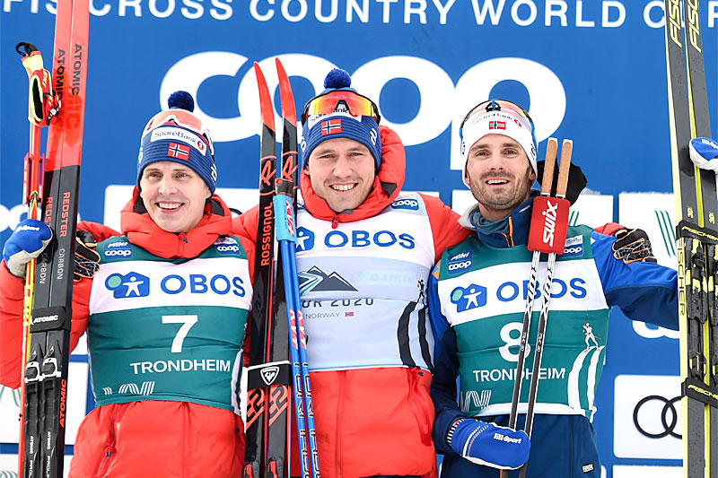 Herrenes seierspall på sjette etappe av Ski Tour 2020, jaktstart i Trondheim. FV: Hans Christer Holund (2. plass), Pål Golberg (1) og Hans Christer Holund (3). Foto: Thibaut/NordicFocus. Herrenes seierspall på sjette etappe av Ski Tour 2020, jaktstart i Trondheim. FV: Hans Christer Holund (2. plass), Pål Golberg (1) og Hans Christer Holund (3). Foto: Thibaut/NordicFocus.