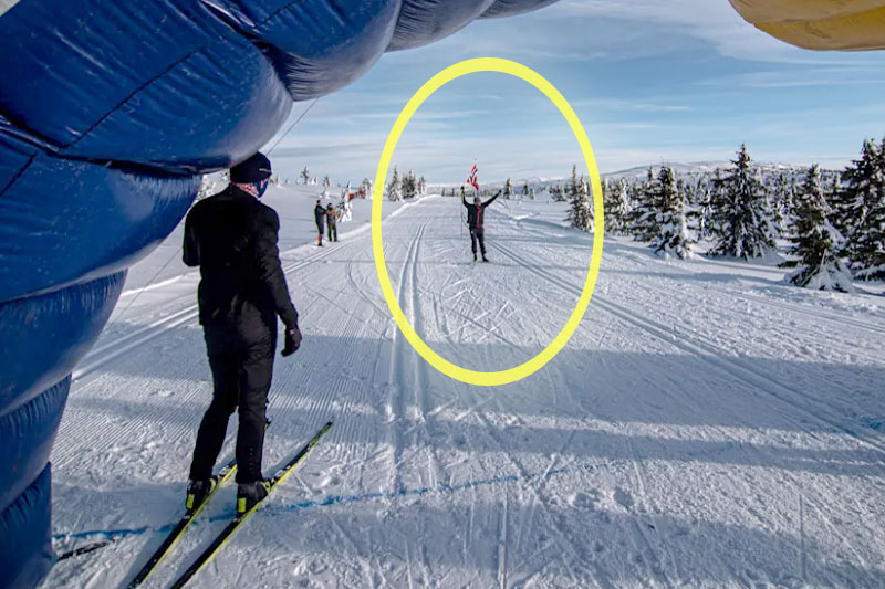 Aksel Lund Svindal trener spurt og innslag, mens Petter Northug inspiserer det hele ved målstreken i deres treningssamarbeid mot Red Bull Janteloppet 2020. Foto: Jeppe Solberg / Red Bull Content Pool. Aksel Lund Svindal trener spurt og innslag, mens Petter Northug inspiserer det hele ved målstreken i deres treningssamarbeid mot Red Bull Janteloppet 2020. Foto: Jeppe Solberg / Red Bull Content Pool.