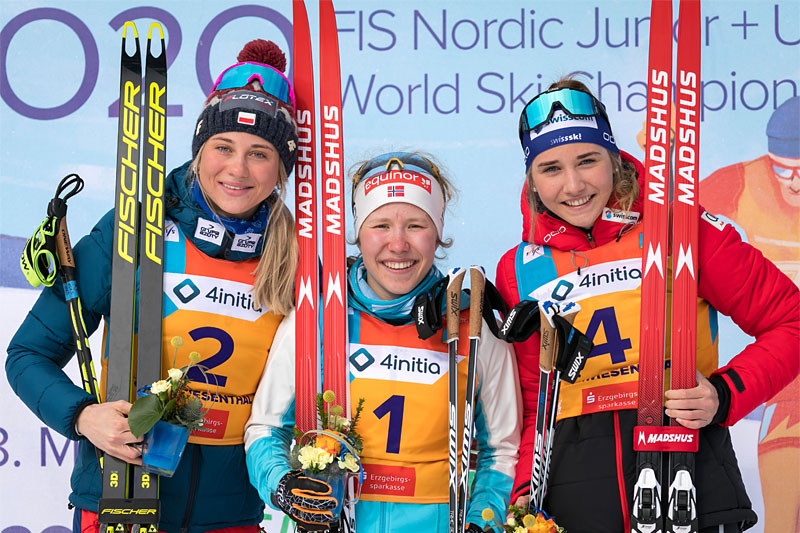 Helene Marie Fossesholm er en av rundt 1000 løpere som så frem til NM Junior. Her er hun på pallen i Junior-VM 2020 i Oberwiesenthal. FV: Izabela Marcisz (2. plass), Helene Marie Fossesholm (1) og Siri Wigger (3). Foto: Marko Unger / Studio2media. Helene Marie Fossesholm er en av rundt 1000 løpere som så frem til NM Junior. Her er hun på pallen i Junior-VM 2020 i Oberwiesenthal. FV: Izabela Marcisz (2. plass), Helene Marie Fossesholm (1) og Siri Wigger (3). Foto: Marko Unger / Studio2media.