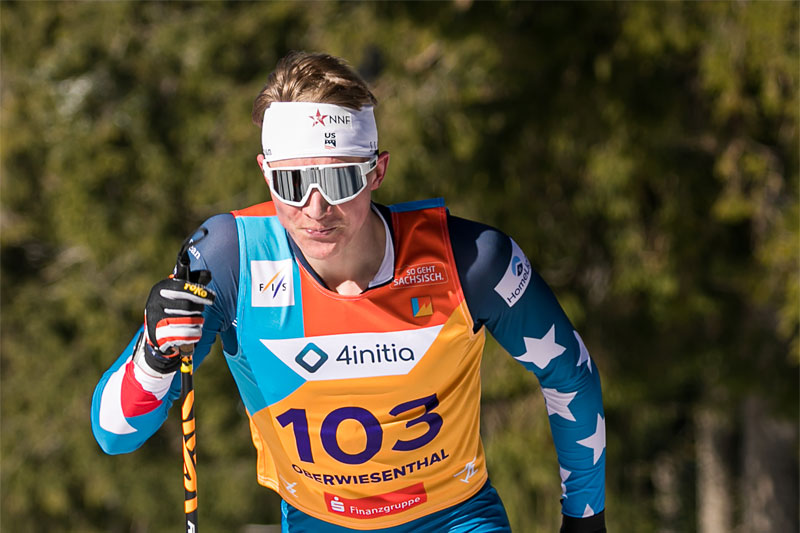 Gus Schumacher på vei mot gull på 10 km klassisk under Junior-VM 2020 i Oberwiesenthal. Foto: Marko Unger / Studio2media. Gus Schumacher på vei mot gull på 10 km klassisk under Junior-VM 2020 i Oberwiesenthal. Foto: Marko Unger / Studio2media.