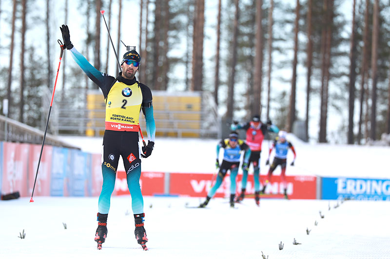 Martin Fourcade inn til seier på jaktstart i finske Kontiolahti 2020 under sitt aller siste verdenscuprenn. Foto: Manzoni/NordicFocus. Martin Fourcade inn til seier på jaktstart i finske Kontiolahti 2020 under sitt aller siste verdenscuprenn. Foto: Manzoni/NordicFocus.