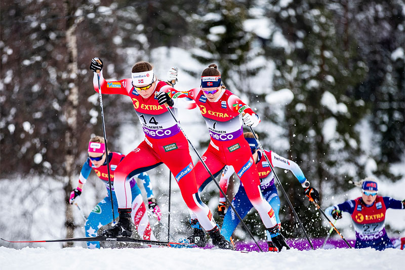 Tiril Udnes Weng og Ane Appelkvist Stenseth i front av feltet under verdenscupen i Drammen 2020, som grunnet snømangel ble lagt opp til langrennsarenaen på Konnerud. Foto: Modica/NordicFocus. Tiril Udnes Weng og Ane Appelkvist Stenseth i front av feltet under verdenscupen i Drammen 2020, som grunnet snømangel ble lagt opp til langrennsarenaen på Konnerud. Foto: Modica/NordicFocus.