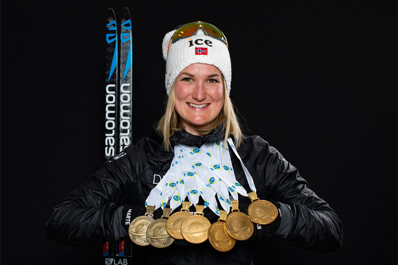 Marte Olsbu Røiseland med sine VM-medaljer, 2 bronse og hele 5 gull, fra verdensmesterskapet i Anterselva / Antholz 2020. Foto: Manzoni/NordicFocus. Marte Olsbu Røiseland med sine VM-medaljer, 2 bronse og hele 5 gull, fra verdensmesterskapet i Anterselva / Antholz 2020. Foto: Manzoni/NordicFocus.