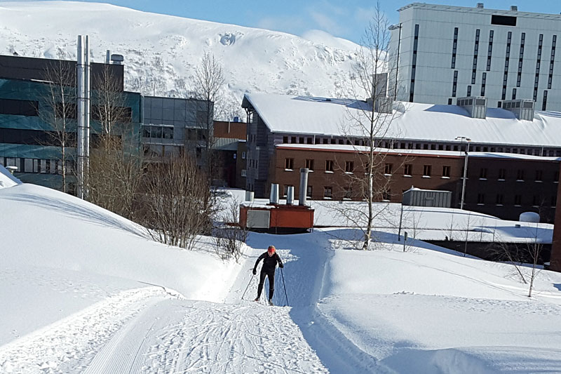 Ansatte ved Universitetssykehuset Nord-Norge (UNN) i Tromsø kan bruke ski helt frem til arbeidsstedet, med preparert løype nesten til døra. Foto: Eigill Fareth. Ansatte ved Universitetssykehuset Nord-Norge (UNN) i Tromsø kan bruke ski helt frem til arbeidsstedet, med preparert løype nesten til døra. Foto: Eigill Fareth.