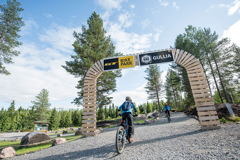 Inngangsportalen til sykkellykke i Trysil. Her finner du sykkelpark og over 30 kilometer sykkelstier gradert fra grønn (lett) til svart (avansert). Foto: Vegard Breie / Destinasjon Trysil. Inngangsportalen til sykkellykke i Trysil. Her finner du sykkelpark og over 30 kilometer sykkelstier gradert fra grønn (lett) til svart (avansert). Foto: Vegard Breie / Destinasjon Trysil.
