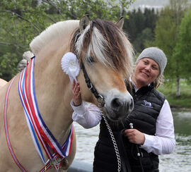 Toregardens Caiser ble beste UB-hingst i 2019, her sammen med den stolte eieren Nina Bekkevold. Grunnet koronapandemien ble det ingen utvidet bruksprøve i 2020. Foto: Ina Steiro Herstad