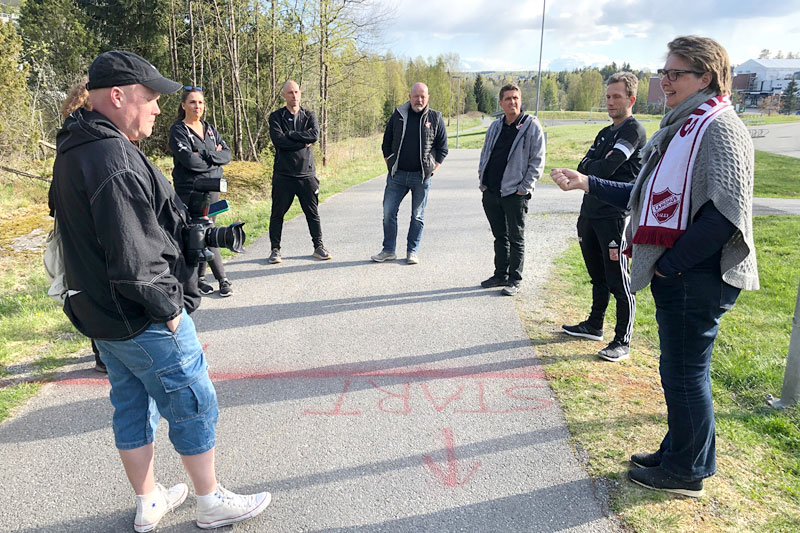Representanter fra arrangørkomiteen, ordfører (t.h.) og journalist i lokalavisa (t.v.) i aksjon ved startsstreken under et forberedelsesmøte til Bøleråsen Rundt. Foto: Marit Haugdahl. Representanter fra arrangørkomiteen, ordfører (t.h.) og journalist i lokalavisa (t.v.) i aksjon ved startsstreken under et forberedelsesmøte til Bøleråsen Rundt. Foto: Marit Haugdahl.