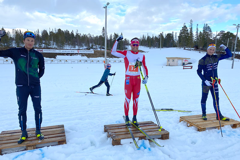 Seierspallen i Grovamila 2020. Fra venstre: Nikolai Solem Eiterjord (2. plass), Emil Iversen (1) og Even Northug (3). Foto: Hallgeir Martin Lundemo. Seierspallen i Grovamila 2020. Fra venstre: Nikolai Solem Eiterjord (2. plass), Emil Iversen (1) og Even Northug (3). Foto: Hallgeir Martin Lundemo.