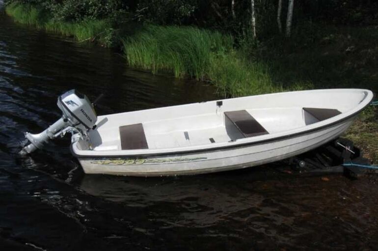 båt med påhengsmotor