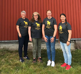 Representanter fra avlsavdelinga viser stolt fram årets t-skjorte!