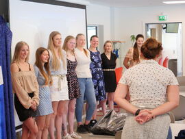 Spranginstruktør Hanne Dahl Lien (med ryggen til) gir avgangsstudentene noen gode ord på veien videre.