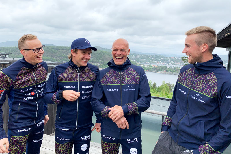Steinar Mundal flankert av Mikael Gunnulfsen, lengst til venstre og deretter, Devon Kershaw og Even Northug. Alle er en del av Team Telemark for sesongen 2020/2021. Foto: Team Telemark. Steinar Mundal flankert av Mikael Gunnulfsen, lengst til venstre og deretter, Devon Kershaw og Even Northug. Alle er en del av Team Telemark for sesongen 2020/2021. Foto: Team Telemark.