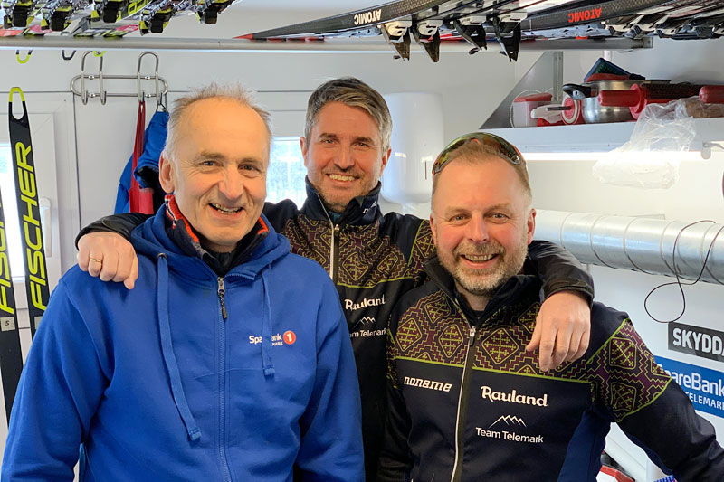 Smøreteam i Team Telemark sesongen 2020/2021 ved John Northug, Rune Sagstuen og Kristian Nordlunde. Foto: Team Telemark. Smøreteam i Team Telemark sesongen 2020/2021 ved John Northug, Rune Sagstuen og Kristian Nordlunde. Foto: Team Telemark.