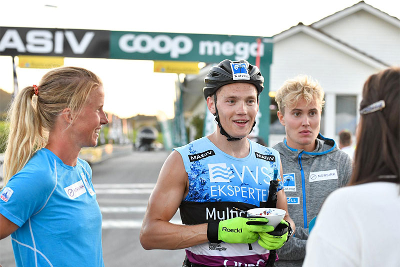 Team Koteng intervjues av NRK etter at Stian Hoelgaard i midten har gått Team Koteng inn til seier. Han flankeres av sine makkere, Astrid Øyre Slind og Thorleif Syrstad. Foto: Axelar / Hans Lie. Team Koteng intervjues av NRK etter at Stian Hoelgaard i midten har gått Team Koteng inn til seier. Han flankeres av sine makkere, Astrid Øyre Slind og Thorleif Syrstad. Foto: Axelar / Hans Lie.