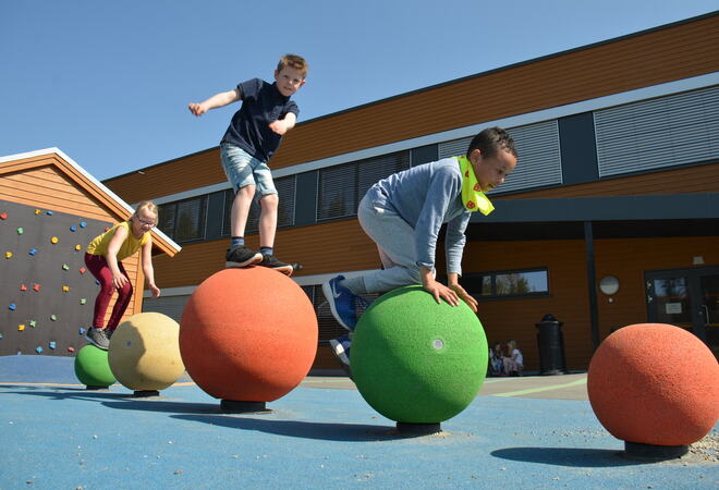 Bildet viser barn som leker i skolegården
