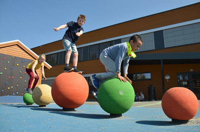 Bildet viser barn som leker i skolegården