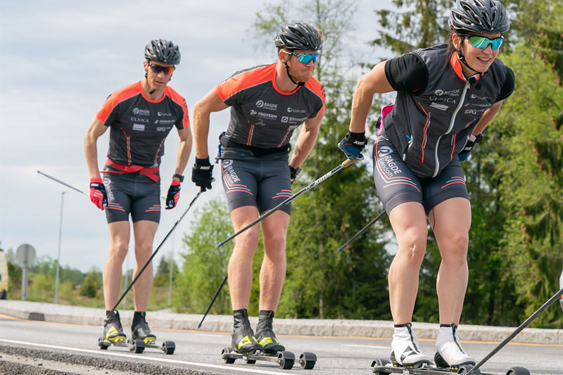 Marit Bjørgen fører an ute på rulleskitrening med Team Ragde Eiendom. Foto: Foto. Børre E. Helgerud. Marit Bjørgen fører an ute på rulleskitrening med Team Ragde Eiendom. Foto: Foto. Børre E. Helgerud.
