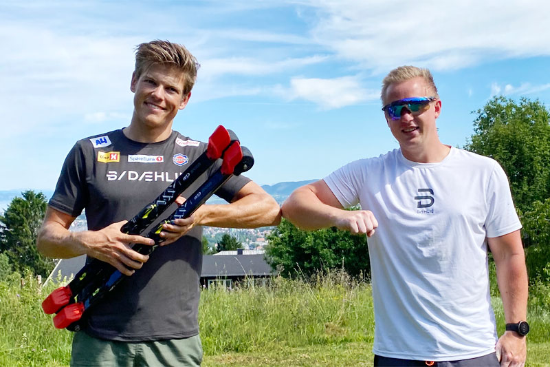 Johannes Høsflot Klæbo og Morten Iversbakken fra IDT utveksler albuekontakt for å signalisere at de skal samarbeide fremover. Foto: IDT. Johannes Høsflot Klæbo og Morten Iversbakken fra IDT utveksler albuekontakt for å signalisere at de skal samarbeide fremover. Foto: IDT.