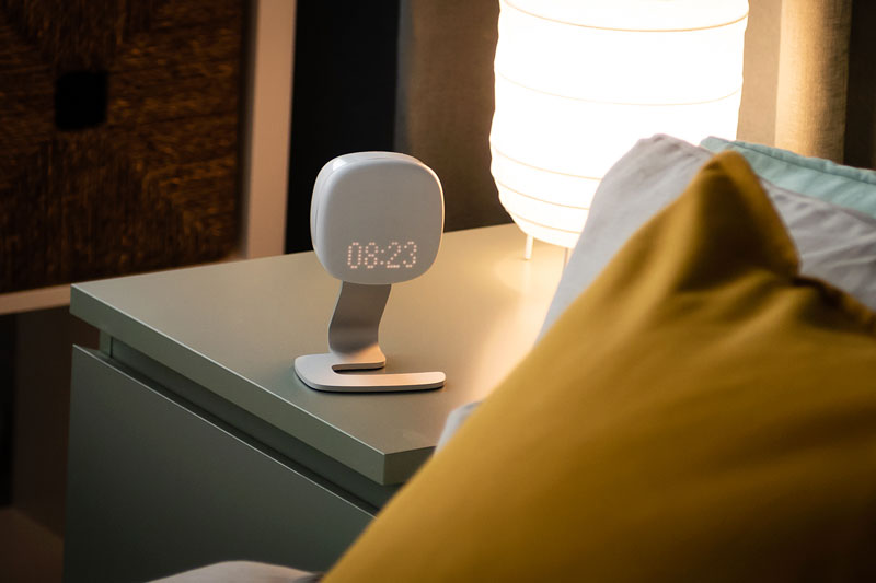 Mens du sover står søvnmonitoren Somnofy på nattbordet og måler din søvnkvalitet. Foto: VitalThings. Mens du sover står søvnmonitoren Somnofy på nattbordet og måler din søvnkvalitet. Foto: VitalThings.