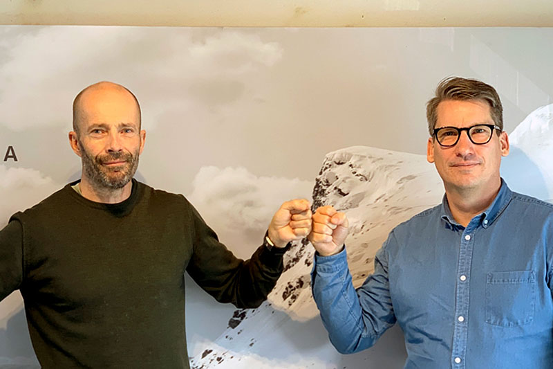 Patrick Bauer (tv) og Wsportsmedias David Nilsson utveksler håndtrykk på koronavis etter at Bauer har blitt ansatt som Pro Tour Director. Foto: Wsportsmedia. Patrick Bauer (tv) og Wsportsmedias David Nilsson utveksler håndtrykk på koronavis etter at Bauer har blitt ansatt som Pro Tour Director. Foto: Wsportsmedia.