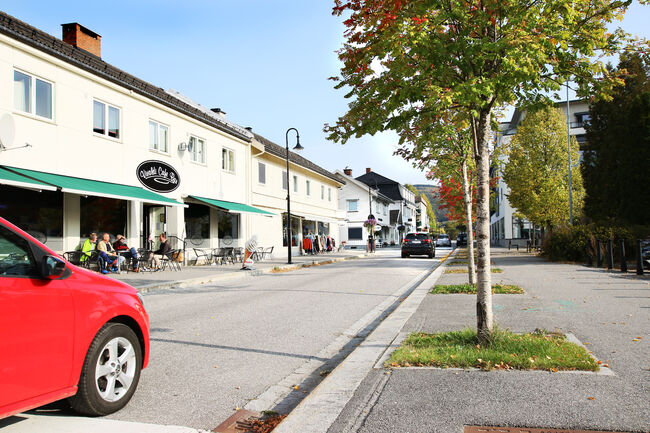 Bildet viser Storgata på Jevnaker med biler og butikker