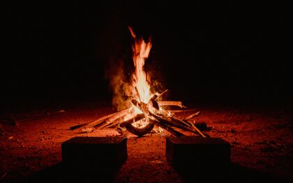 Bildet viser et bål som brenner