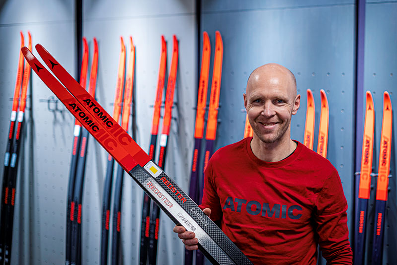 Ny mann i rødt hos Atomic etter at Olav Holter har blitt Key Account Manager / Area Sales Manager XC for Atomic i Norge. Foto: Joakim Dokka. Ny mann i rødt hos Atomic etter at Olav Holter har blitt Key Account Manager / Area Sales Manager XC for Atomic i Norge. Foto: Joakim Dokka.