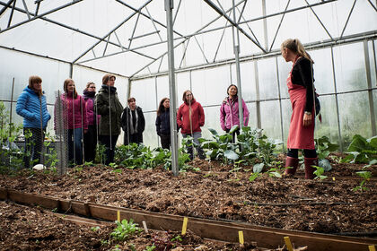 Bildet viser et kurs med flere deltakere hos Lizas småbruk