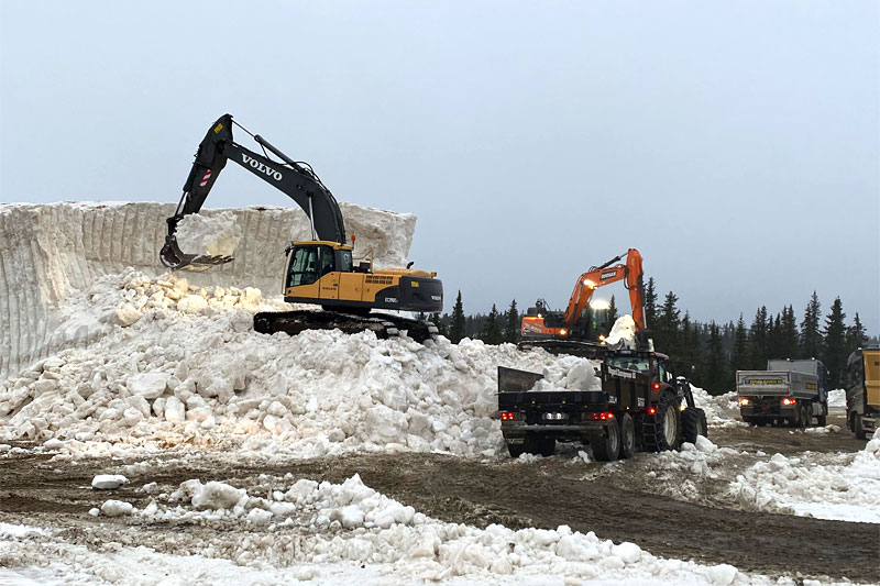 Intenst arbeid pågår for fullt med tanke på utkjøring av snø og etablering av løyper til Beitosprinten og andre aktiviteter ved Beitostølen. Foto: Øystre Slidre IL. Intenst arbeid pågår for fullt med tanke på utkjøring av snø og etablering av løyper til Beitosprinten og andre aktiviteter ved Beitostølen. Foto: Øystre Slidre IL.