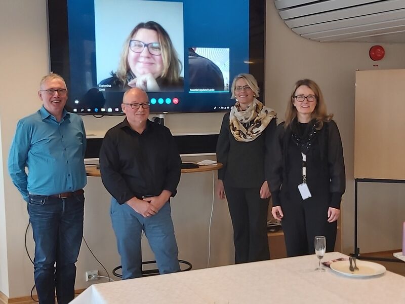 På bildet ser du fra venstre John Kristiansen, John Midtgård, Ekaterina Romsdal (på skype), økonomisjef Svanhild Apeland Lande og rådmann Nina Bordi Øvergaard På bildet ser du fra venstre John Kristiansen, John Midtgård, Ekaterina Romsdal (på skype), økonomisjef Svanhild Apeland Lande og rådmann Nina Bordi Øvergaard