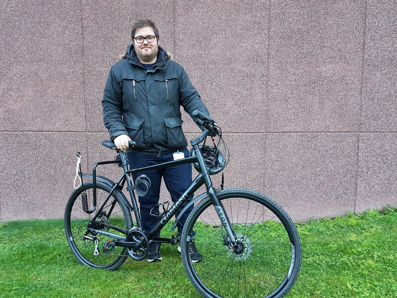 Lykkelig vinner av juni måned Jonas Larsen fra IT-avdeling. Vinner av juni måned Jonas Larsen