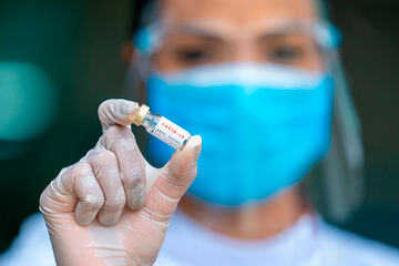 bs-Doctor-C19Vaccine-385613285-360