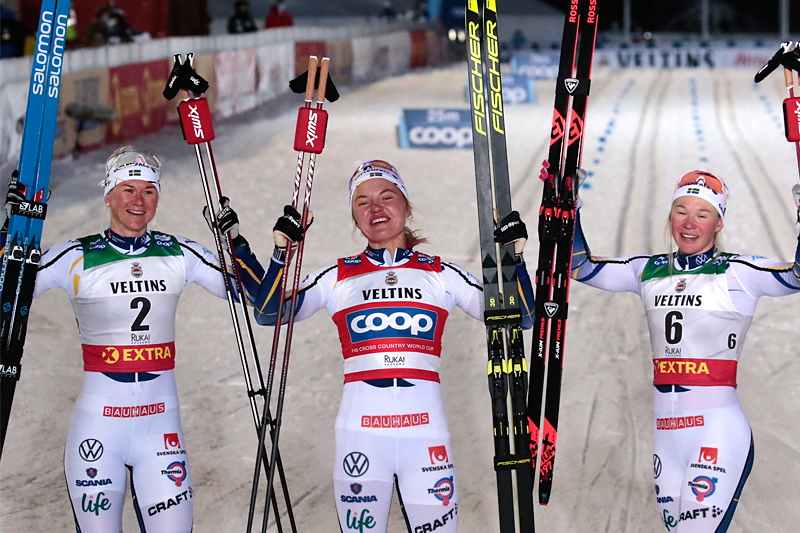 Damenes seierspall på sprinten under verdenscupen i Ruka 2020. FV: Maja Dahlqvist (2. plass), Linn Svahn (1) og Jonna Sunding (3). Foto: Modica/NordicFocus. Damenes seierspall på sprinten under verdenscupen i Ruka 2020. FV: Maja Dahlqvist (2. plass), Linn Svahn (1) og Jonna Sunding (3). Foto: Modica/NordicFocus.