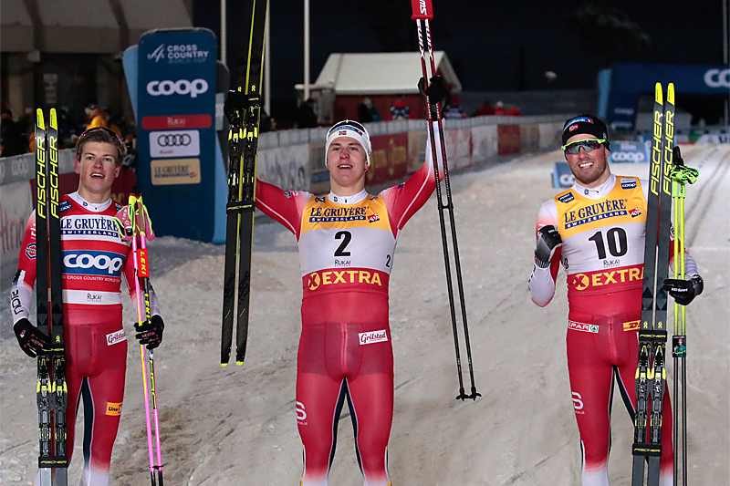 Herrenes seierspall på sprinten under verdenscupen i Ruka 2020. FV: Johannes Høsflot Klæbo (2. plass), Erik Valnes (1) og Emil Iversen (3). Foto: Modica/NordicFocus. Herrenes seierspall på sprinten under verdenscupen i Ruka 2020. FV: Johannes Høsflot Klæbo (2. plass), Erik Valnes (1) og Emil Iversen (3). Foto: Modica/NordicFocus.