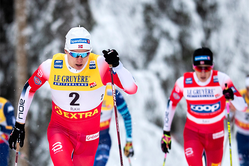 Erik Valnes på vei mot sin verdenscupseier på sprinten i Ruka og minitouren der i november 2020. Foto: Modica/NordicFocus. Erik Valnes på vei mot sin verdenscupseier på sprinten i Ruka og minitouren der i november 2020. Foto: Modica/NordicFocus.