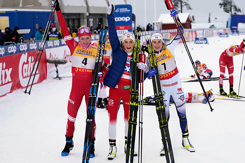Damenes seierspall på jaktstarten av minitouren i Ruka 2020. FV: Tatiana Sorina (2. plass), Therese Johaug (1) og Ebba Andersson (3). Foto: Modica/NordicFocus. Damenes seierspall på jaktstarten av minitouren i Ruka 2020. FV: Tatiana Sorina (2. plass), Therese Johaug (1) og Ebba Andersson (3). Foto: Modica/NordicFocus.