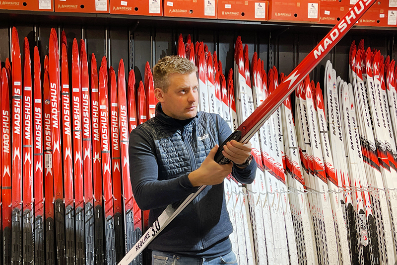 Anders Gauslaa i langrennsavdelingen på Oslo Sportslager trekker fram Madshus nye toppmodell Redline 3.0 som en av de mest spennende produktnyhetene innen langrenn denne sesongen. Foto: Oslo Sportslager. Anders Gauslaa i langrennsavdelingen på Oslo Sportslager trekker fram Madshus nye toppmodell Redline 3.0 som en av de mest spennende produktnyhetene innen langrenn denne sesongen. Foto: Oslo Sportslager.