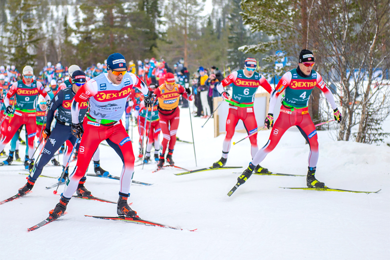 Pål Golberg og Johannes Høsflot Klæbo fremst i feltet under Ski Tour 2020. Foto: Thibaut/NordicFocus. Pål Golberg og Johannes Høsflot Klæbo fremst i feltet under Ski Tour 2020. Foto: Thibaut/NordicFocus.