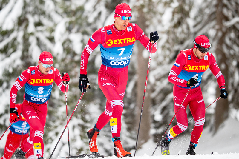 Evgeniy Belov flankert av noen av de svært mange og sterke russerne under Tour de Ski. Foto: Modic/NordicFocus. Evgeniy Belov flankert av noen av de svært mange og sterke russerne under Tour de Ski. Foto: Modic/NordicFocus.