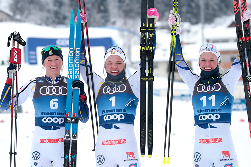 Damenes seierspall på syvende etappe av Tour de Ski 2020/2021. FV: Maja Dahlqvist (2. plass), Linn Svahn (1) og Emma Ribom (3). Foto: Modica/NordicFocus. Damenes seierspall på syvende etappe av Tour de Ski 2020/2021. FV: Maja Dahlqvist (2. plass), Linn Svahn (1) og Emma Ribom (3). Foto: Modica/NordicFocus.