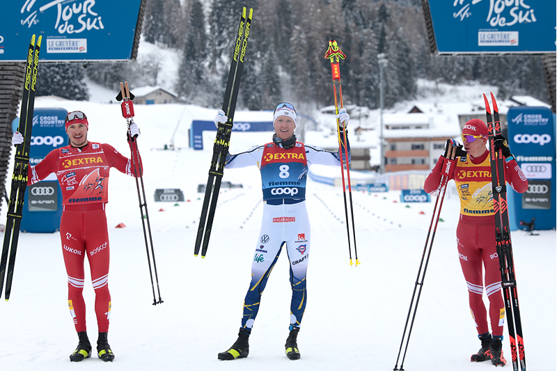Herrenes seierspall på syvende etappe av Tour de Ski 2020/2021. FV: Gleb Retivykh (2. plass), Oskar Svensson (1) og Alexander Bolshunov (3). Foto: Modica/NordicFocus. Herrenes seierspall på syvende etappe av Tour de Ski 2020/2021. FV: Gleb Retivykh (2. plass), Oskar Svensson (1) og Alexander Bolshunov (3). Foto: Modica/NordicFocus.