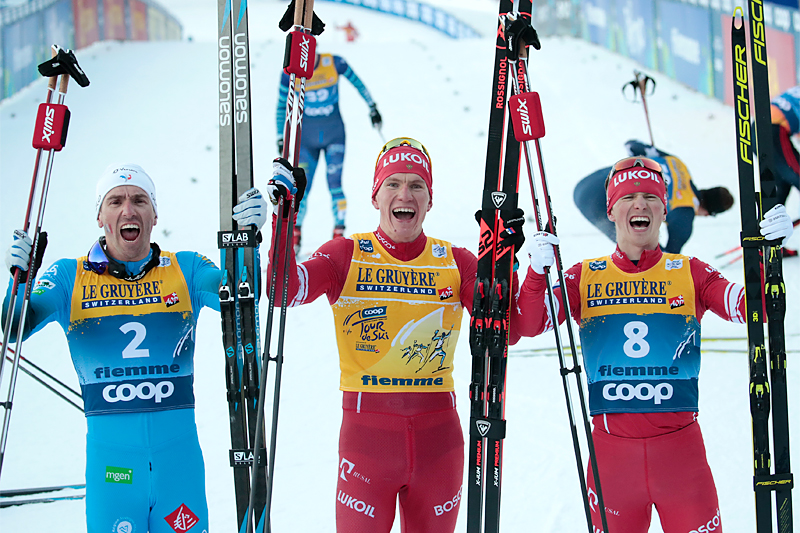 Herrenes seierspall og sluttstilling i Tour de Ski 2020/2021. FV: Alexander Bolshunov (2. plass), Denis Spitsov (1) og Maurice Manificat (3). Foto: Modica/NordicFocus. Herrenes seierspall og sluttstilling i Tour de Ski 2020/2021. FV: Alexander Bolshunov (2. plass), Denis Spitsov (1) og Maurice Manificat (3). Foto: Modica/NordicFocus.