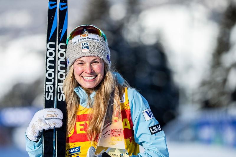 Jessie Diggins med troféet som beviser at hun er vinner av Tour de Ski i sesongen 2020-2021. Foto: Modica/NordicFocus. Jessie Diggins med troféet som beviser at hun er vinner av Tour de Ski i sesongen 2020-2021. Foto: Modica/NordicFocus.