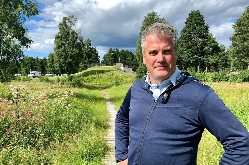 Johan Eriksson er ansatt som sjef for Vasaloppet. Her er han avbildet med Aukland-broa i bakgrunnen. Foto: Vasaloppet / Alexander Winther. Johan Eriksson er ansatt som sjef for Vasaloppet. Her er han avbildet med Aukland-broa i bakgrunnen. Foto: Vasaloppet / Alexander Winther.
